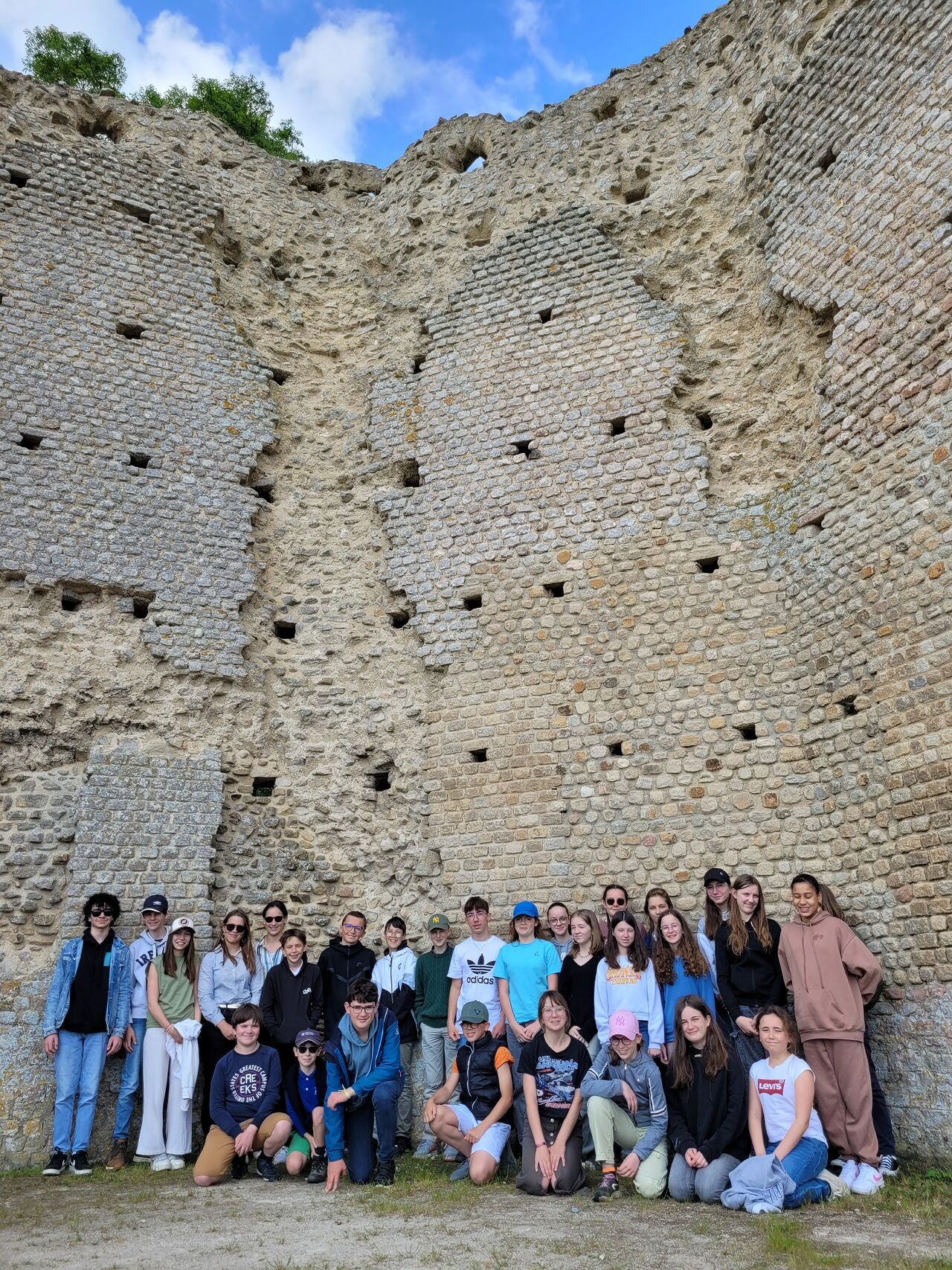 Sortie à Corseul des élèves de cinquièmes latinistes 1734095478595 Sortie à Corseul des élèves de cinquièmes latinistes 1734095478595