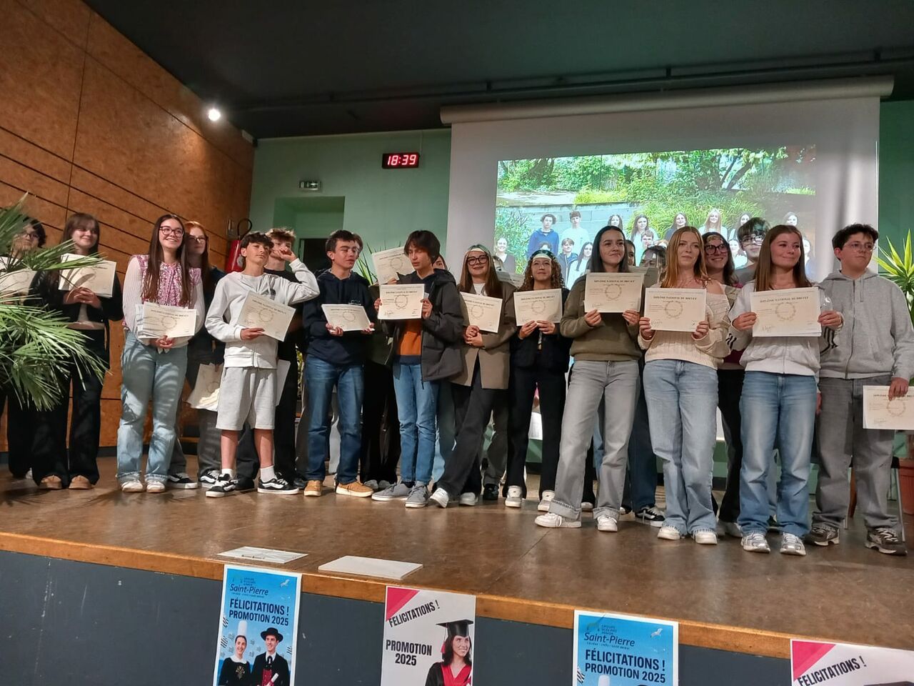 Cérémonie de remise  des diplômes du DNB et du BACCALAUREAT whatsappimage2025-10-18at0757161 Cérémonie de remise  des diplômes du DNB et du BACCALAUREAT whatsappimage2025-10-18at0757161