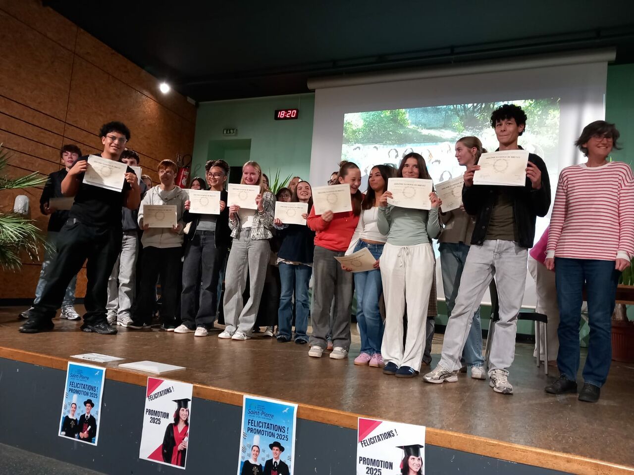 Cérémonie de remise  des diplômes du DNB et du BACCALAUREAT whatsappimage2025-10-18at0757168 Cérémonie de remise  des diplômes du DNB et du BACCALAUREAT whatsappimage2025-10-18at0757168